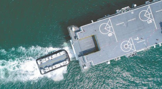 中国两栖攻击舰舰长如何练就？听075型两栖攻击舰海南舰舰长张...