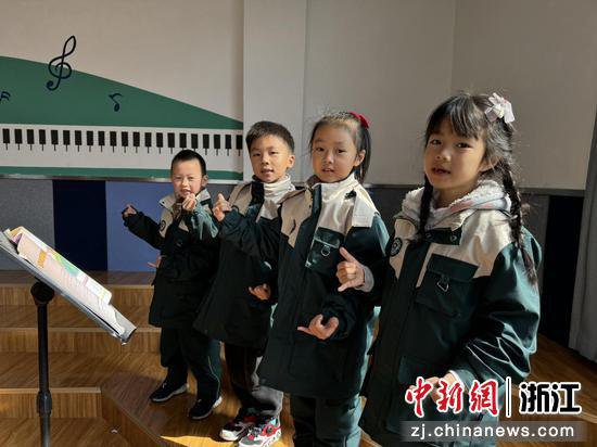 浙江小学生世界儿歌日组团唱儿歌 被赞“无技巧真感情”