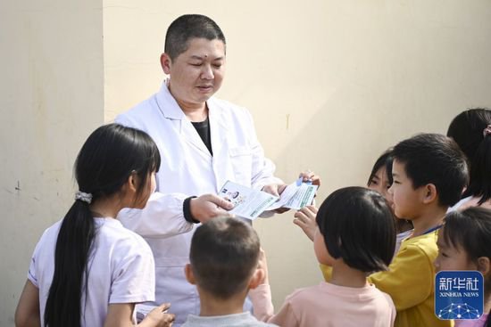 乡村医生李荣坚：我要为村民们的健康保驾护航