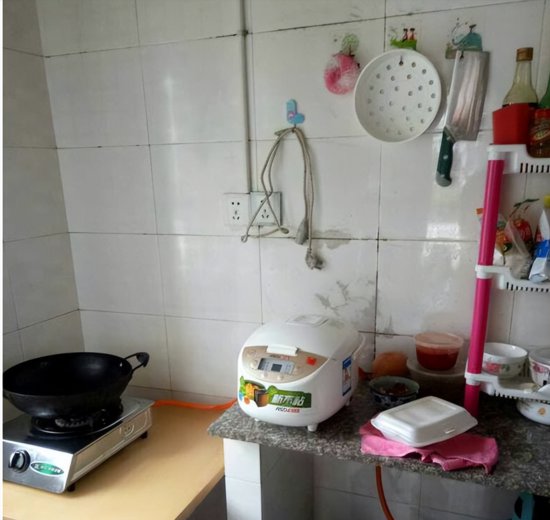 晒晒我在深圳2500租的出租房，厕所在厨房里，关键是连门都没有...