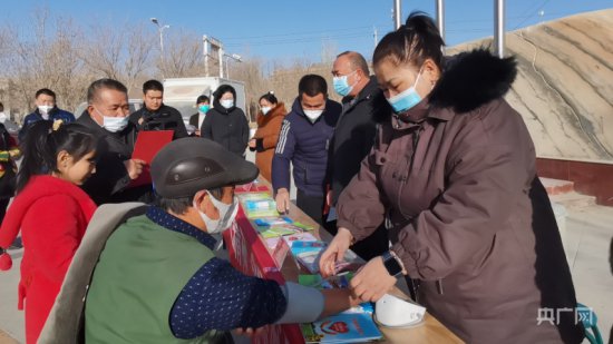 新疆若羌县开展麻风病防治宣传咨询活动