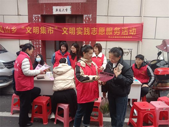 安远县凤山乡多措并举开展“便民服务”宣传活动