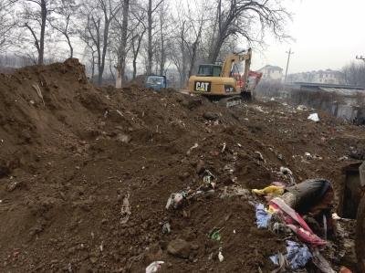 <em>北京</em>一<em>小区</em>垃圾在附近就地掩埋 居民忧污染地下水