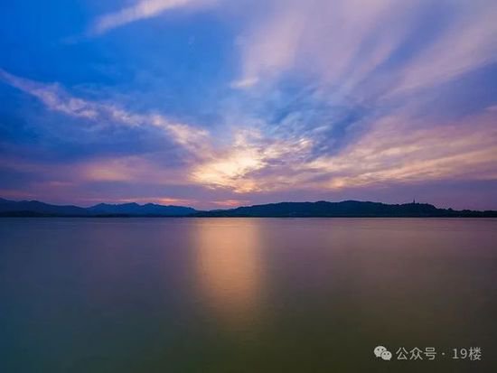 西湖边这幕刷屏，全杭州的摄影师都激动了！美出新高度