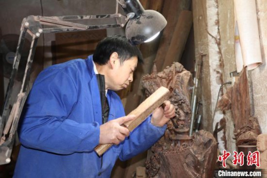 江西传统木雕手艺人：以刻刀为笔 讲述动人故事