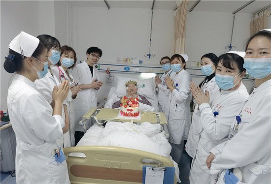 医护人员为九旬老人庆寿辰，暖心情意满病房！