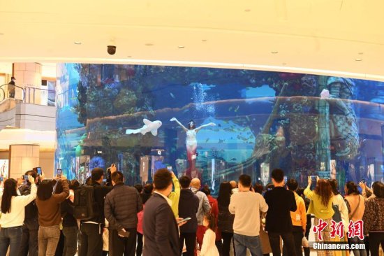 重庆一商场打造“海底世界”：美人鱼表演<em>吸引顾客</em>