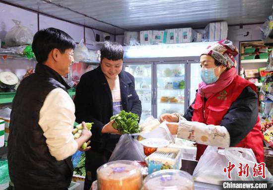 （新春走基层）新疆阿拉尔：平价店成消费新宠 日渐受到市场青睐