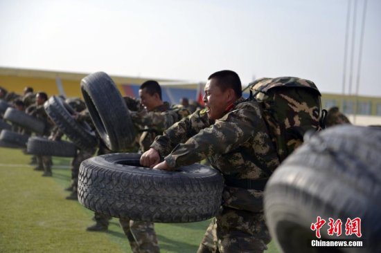 新疆边防机动支队进行“<em>猎人训练</em>”选拔特战队员