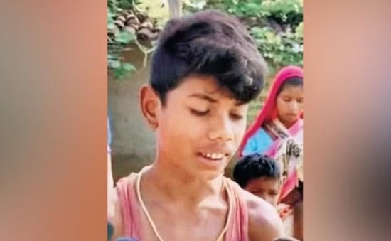 印度8岁男童被眼镜<em>蛇咬</em>中后反咬<em>两</em>口 毒蛇死亡