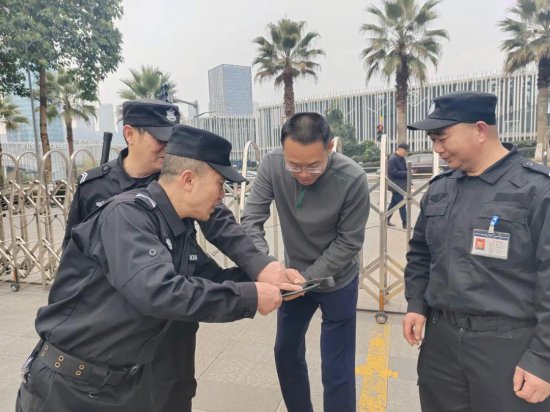 两江新区人和实验学校开展“反恐防暴”应急演练