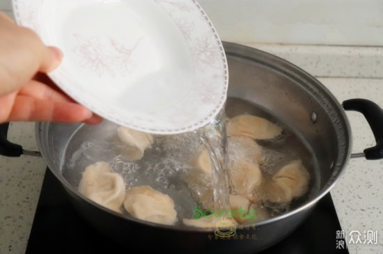 <em>煮速冻水饺</em>时多加一步，媲美现包的新鲜饺