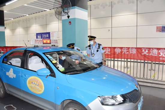<em>扬州市区</em>出租车逐一“过堂”出新 展示文明城市窗口形象