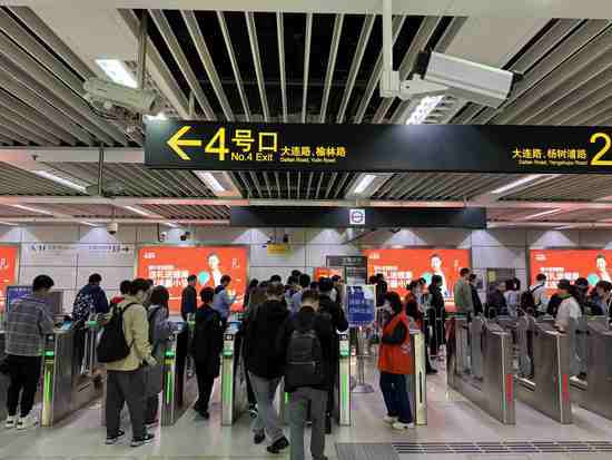 上海三<em>地铁站</em>试点运行闸机常开模式，首周现场情况如何？记者...