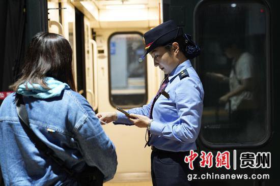 探访贵阳客运段进京列车乘务员夜间值乘工作