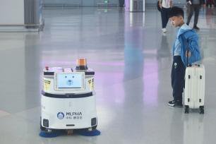 <em>微型</em>智能扫地机器人亮相杭州机场