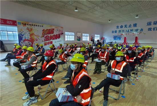 南京“农民工学法活动周”活动走进中建安装大型工地