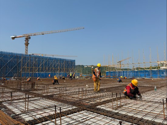 重庆：建设者节日坚守岗位 确保工期节点顺利完成