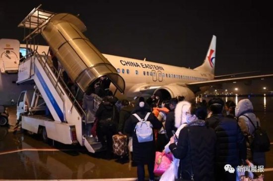 上海136人医疗队25日凌晨抵达武汉