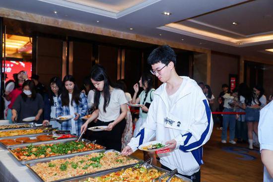 广州举办首个辣条长桌宴 吸引市民排队品尝