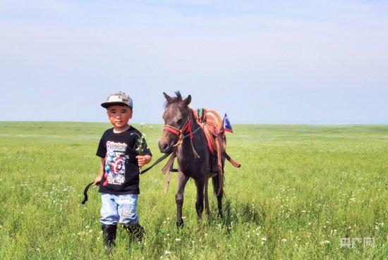 3岁骑马5年“驾龄” 8岁牧区娃娃赛马夺冠！