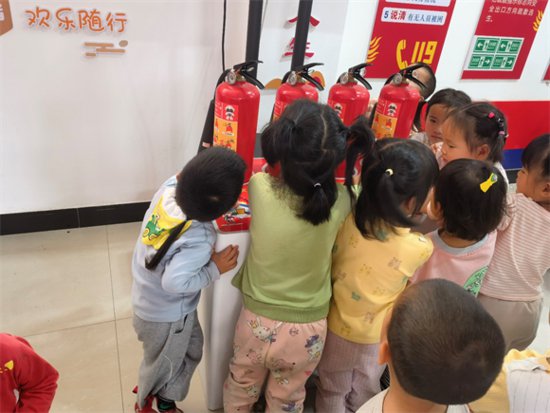 龙南市南亨乡中心幼儿园开展参观消防队社会实践活动