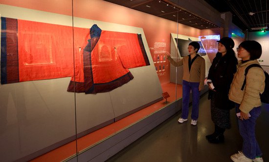“孔府旧藏礼乐服饰文物特展”在中国丝绸博物馆亮相