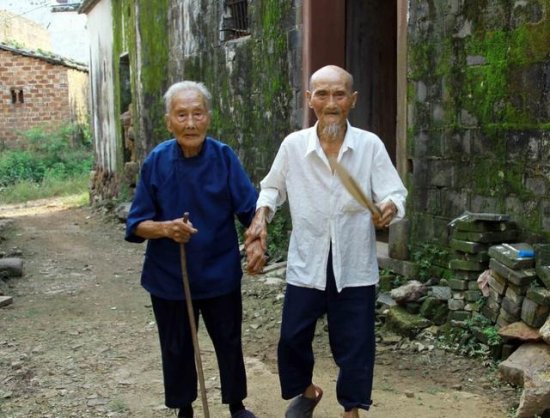 癌症晚期，医生预言活不过40岁，如今成了全村的“长寿老人”