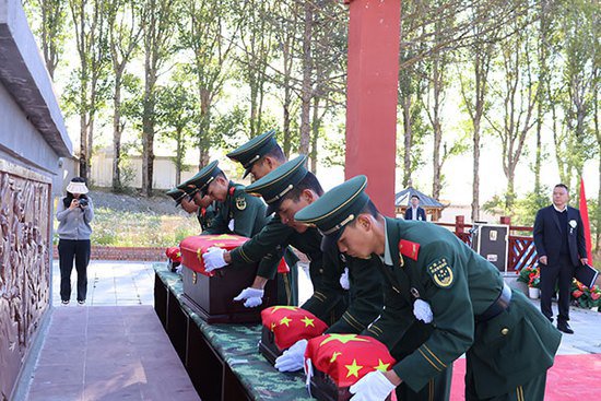 理塘县：5名分散安葬烈士迁入烈士陵园