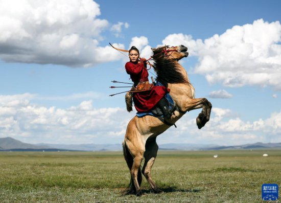 蒙古国：“<em>游牧民族</em>”世界文化节上的马术表演