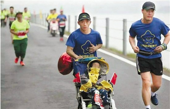爸爸推着脑瘫儿子跑马拉松：儿子，我就是你的腿