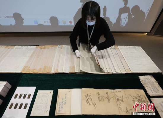 海内外人士捐赠的一批<em>有关南京大屠杀的</em>文物史料集中亮相