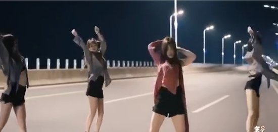 <em>阜阳</em>：多名女子高架桥上跳舞拍视频被交警约谈