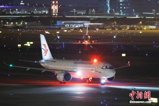 国产大型客机C919从上海起飞 参加新加坡国际航展