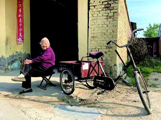 菏泽92岁奶奶骑车带孙子遛弯成网红 网友：这是最幸福的炫耀