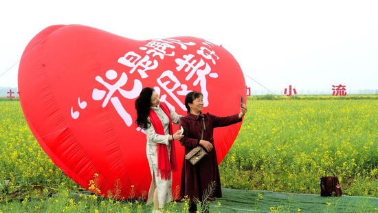 湖北咸宁：百公里油菜花带吸引5000余游客打卡