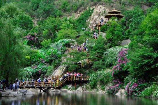 济南一定要去的景区，多处泉水悬挂在绝崖峭壁间，游客络绎不绝
