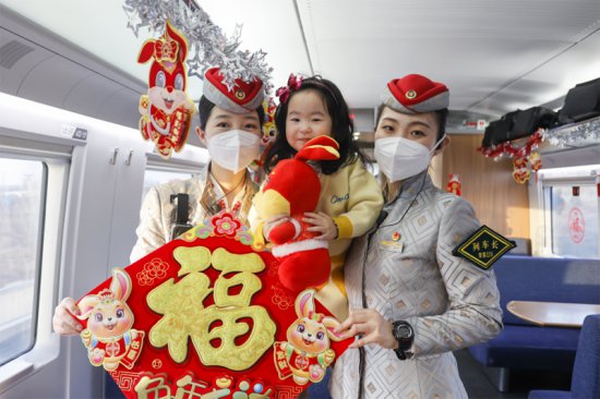 “新春节日装”让返乡列车暖意融融
