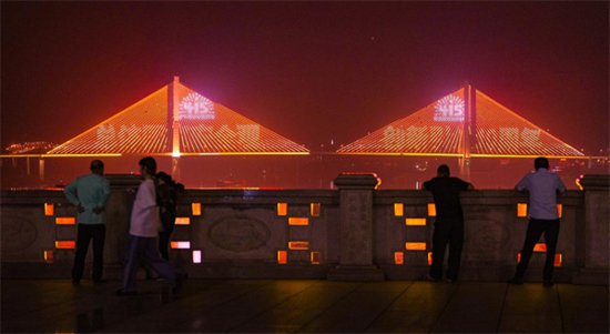 重庆涪陵：国家安全主题灯光展点亮两江四岸