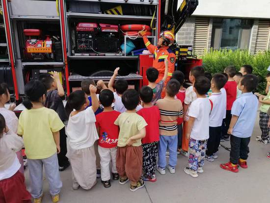 河北沧州：消防车“开”进幼儿园 安全常识记心间