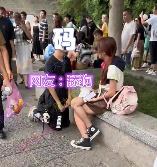 广东：男子当街下跪表白，被女子拒绝：你月薪4000，养不起我