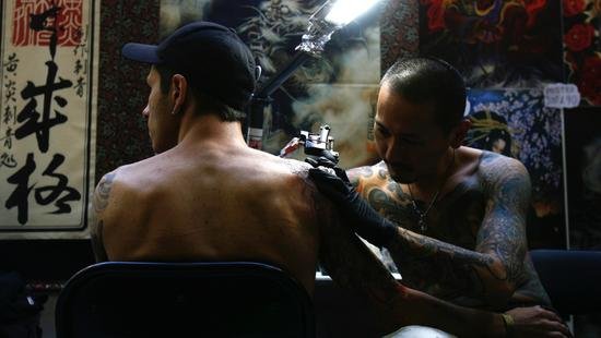 <em>艺术家</em>的脑洞:一款能帮你纹身的机械手臂-新华网