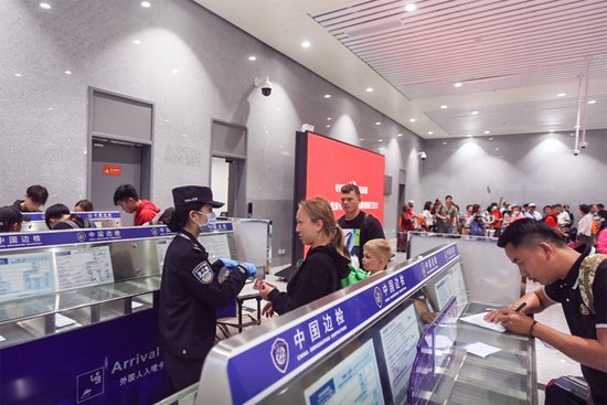 中泰互免签证首日云南磨憨口岸验放出入境泰国旅客210人次