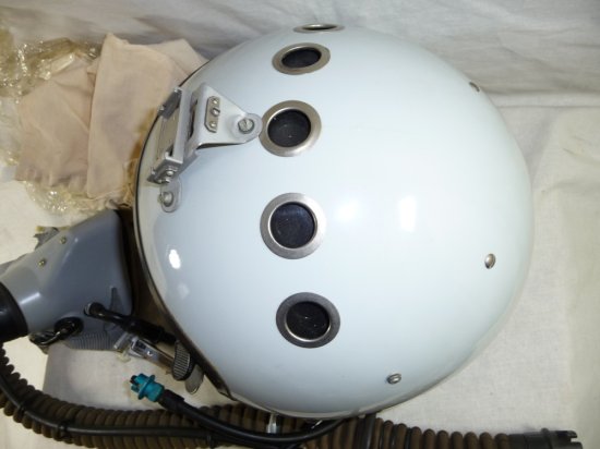 歼-16新<em>头盔</em>有秘密，两个开口作用巨大，关键时刻可救<em>飞行员</em>性命
