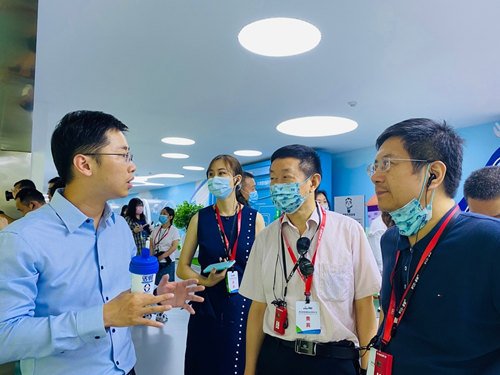 两岸记者团<em>参观</em>新华西乳业工厂 见证科技乳品智造