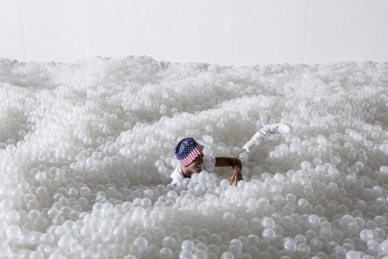 美国博物馆用百万个塑料球建起人造海滩(高清组图)