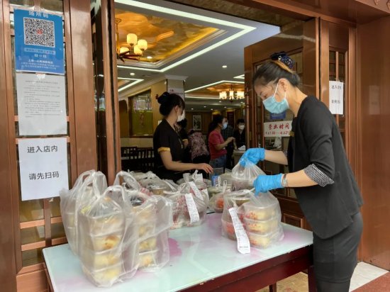 一天卖出4000多只牛肉煎包！杨浦这家老牌饭店恢复外卖、<em>自</em>提！