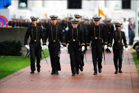 美国海军学院的学员礼服，步兵风格，标明<em>等级和</em>模拟<em>军衔</em>
