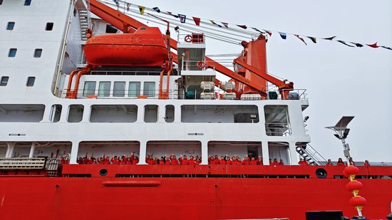 <em>凯旋</em>！“雪龙”号船停靠山东青岛，中国第40次南极考察圆满结束