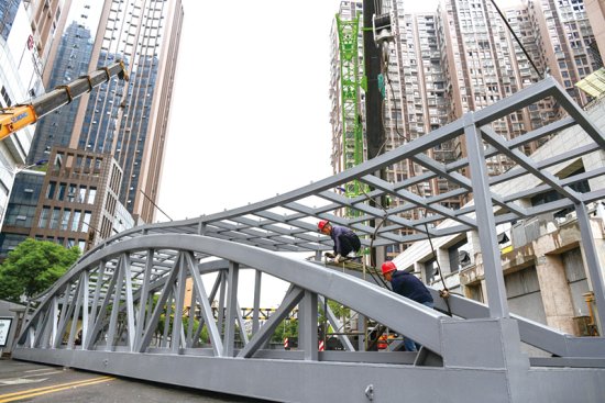浏阳城区首座人行天桥完成吊装